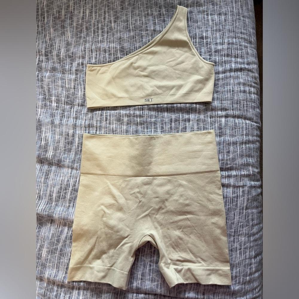 SET Active bra + shorts size M
